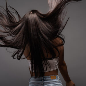 gładkie i lśniące włosy po zabiegu keratynowym Encanto do Brasil